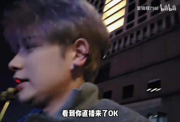 童锦程开法拉利路遇外卖小哥粉丝 被问为啥经常和外卖员合影:因为他们辛苦呀~