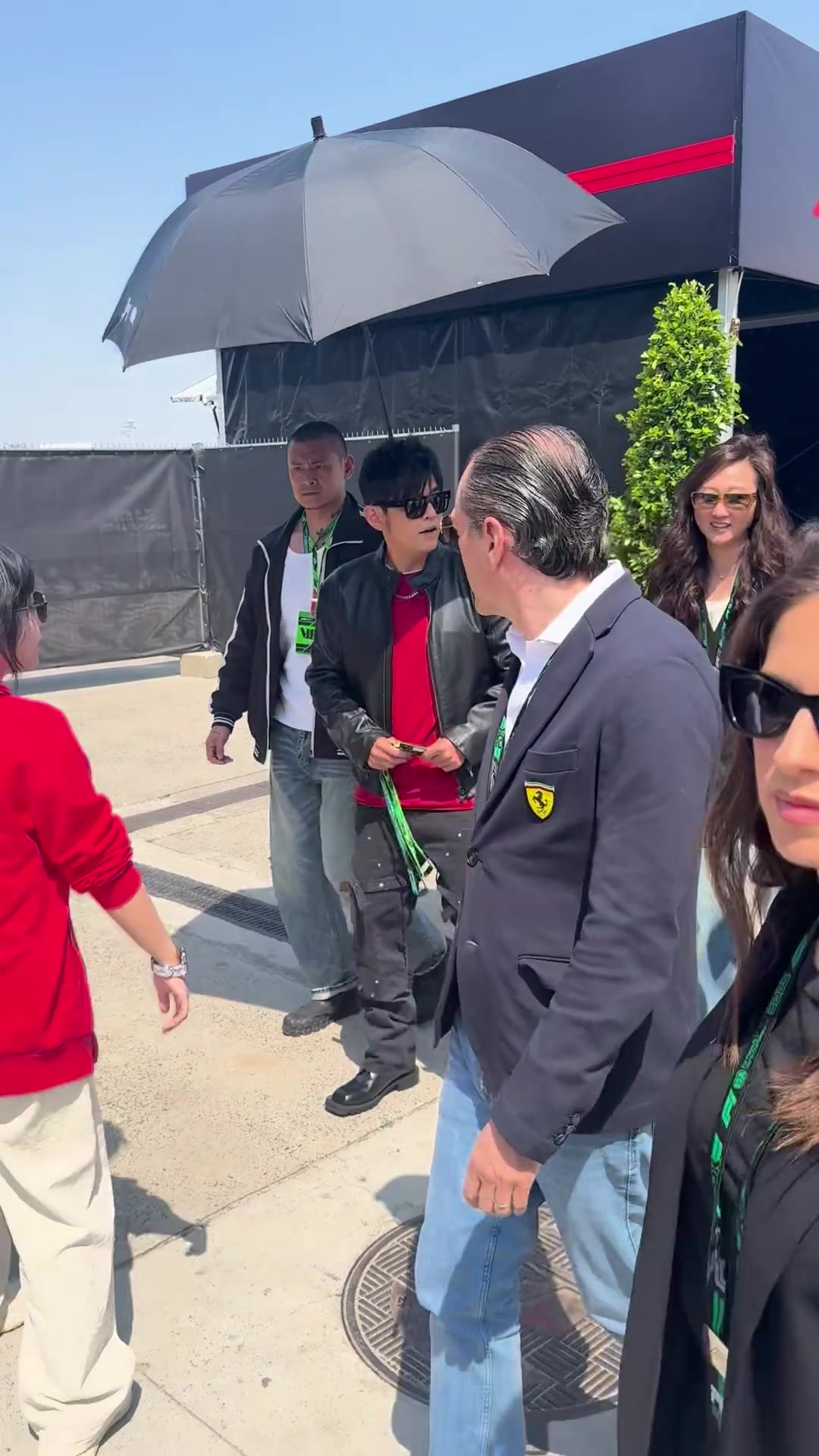 “AE86上山了!”周杰伦现身F1中国站大奖赛正赛现场