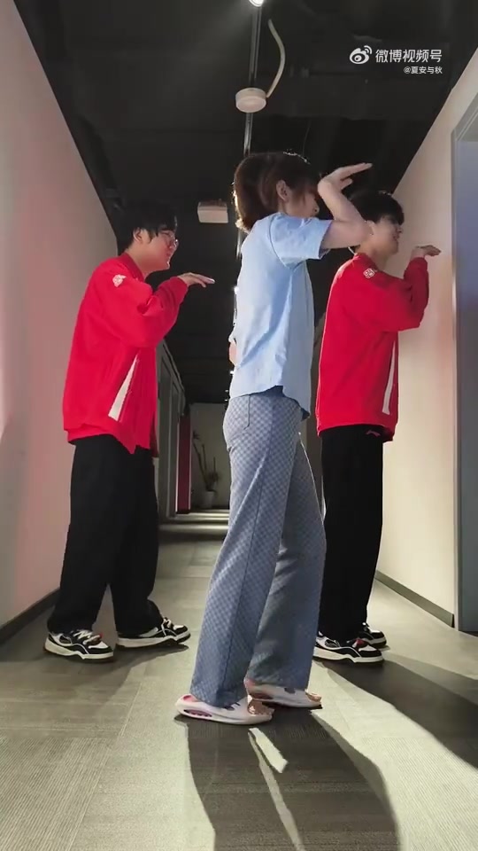 夏安分享和WE队员合舞:完全不用教学,很会卡点的哥几个